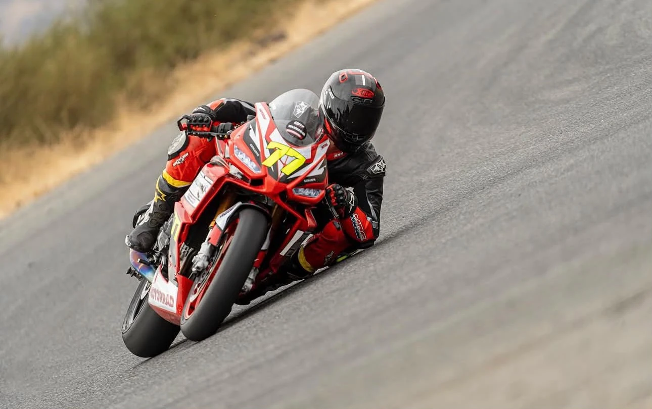 Martín Scheib en pista con Motorrad