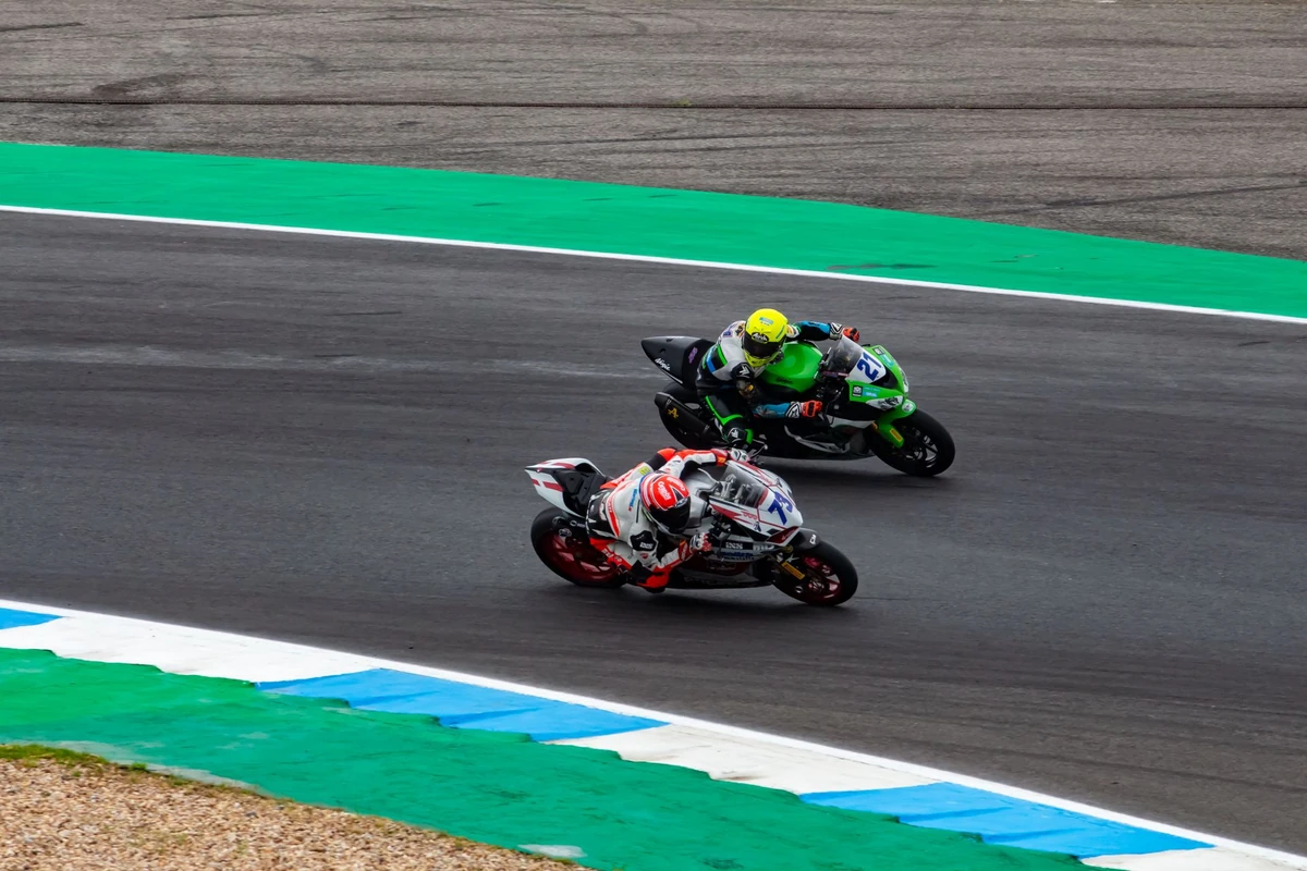 Carrera de motos en curva