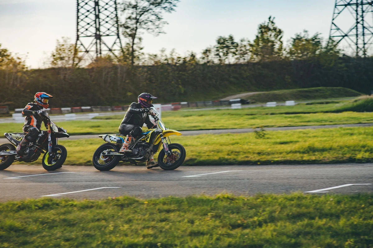 Motos en pista al atardecer